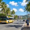 ワイキキを走るTheBusとバス停