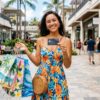 ハワイでクレジットカードを使ってショッピングする女性