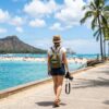 ワイキキを一人で散策する女性旅行者