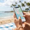 ハワイのビーチでスマホを操作する様子